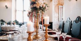 yemek-masasi-uzerinde-ahsap-samdanlar-ve-tabaklar